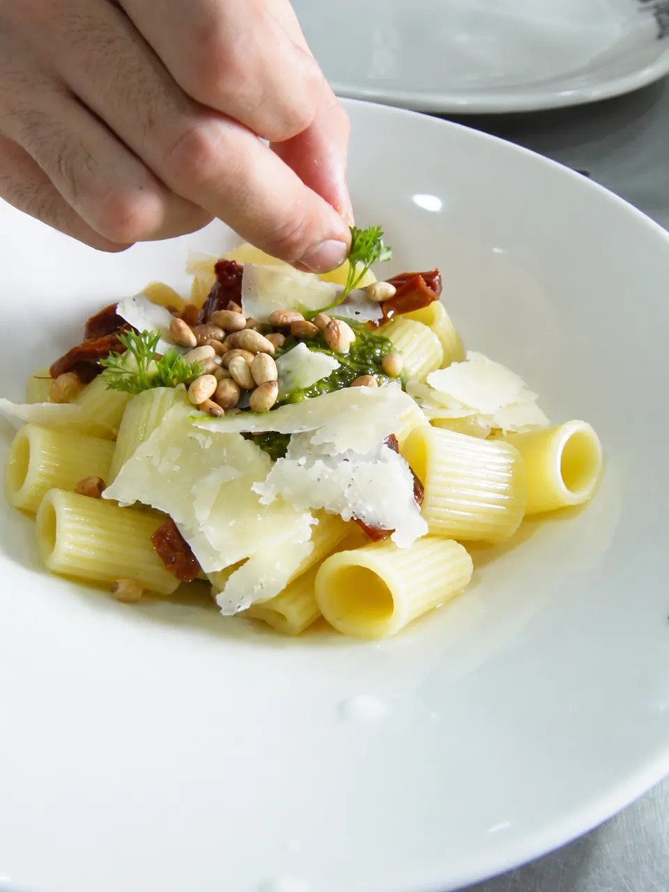 Pasta corta con pesto y parmesano terminada a mano en La Pilastra
