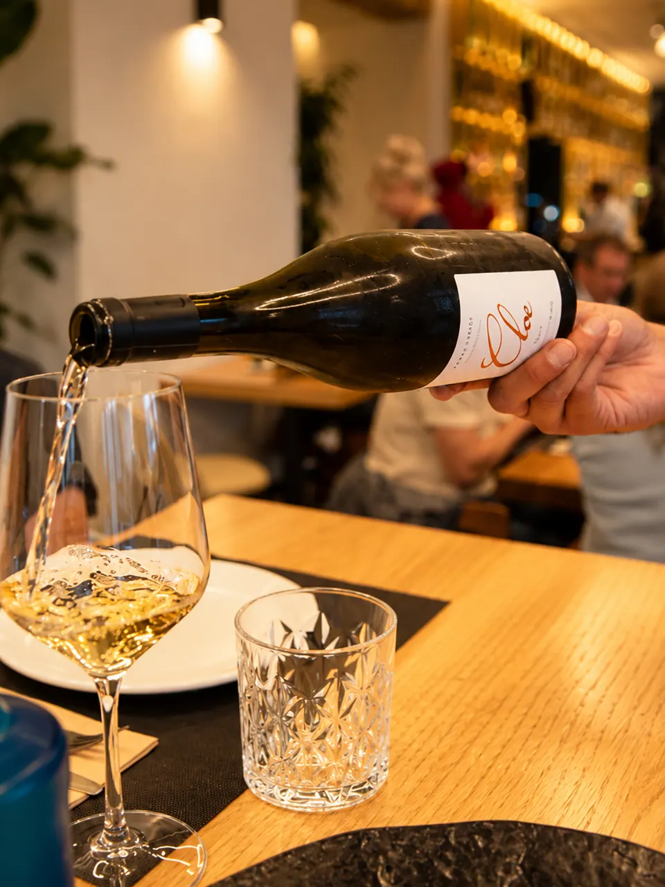 Servicio de vino en una mesa de La Pilastra