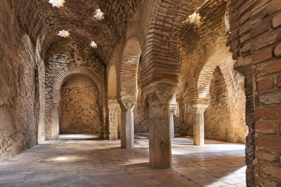 Arcos de ladrillo y piedra en los Baños Árabes de Ronda