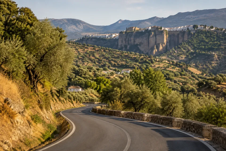 Carretera sinuosa entre montañas de la Serranía de Ronda