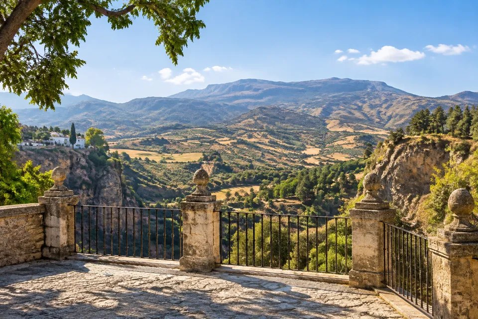Mirador público de Ronda con vistas abiertas a la Serranía
