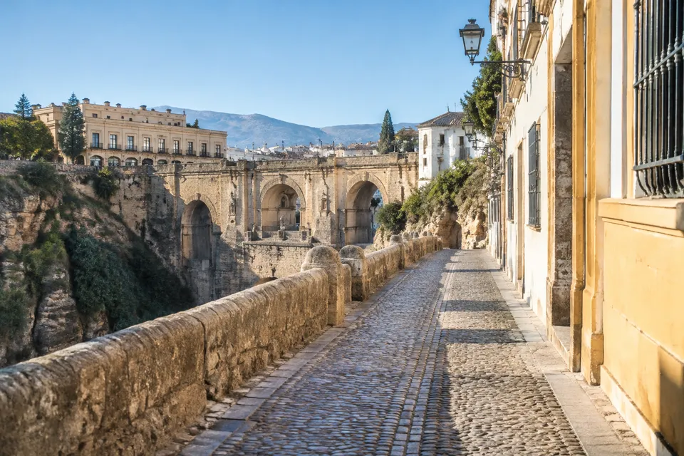 Paseo de piedra en Ronda hacia el entorno del Puente Nuevo