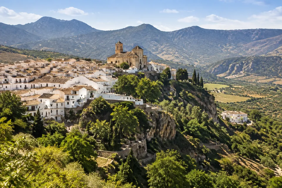 Pueblo blanco de la Serranía rodeado de lomas verdes